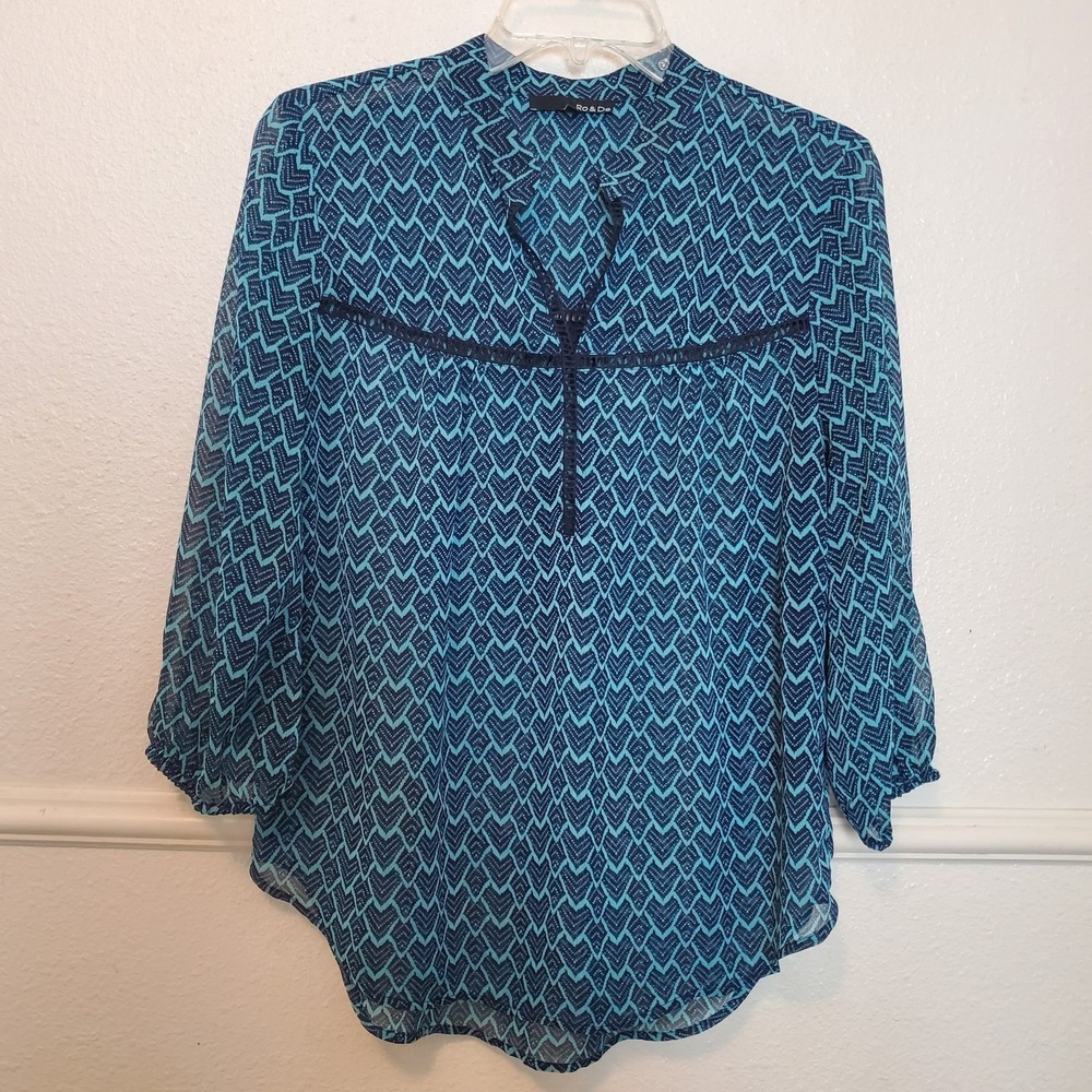 Ro & De Women's XS Blue Teal Geometric Blouse Split Neck Long Sleeve Tunic Top